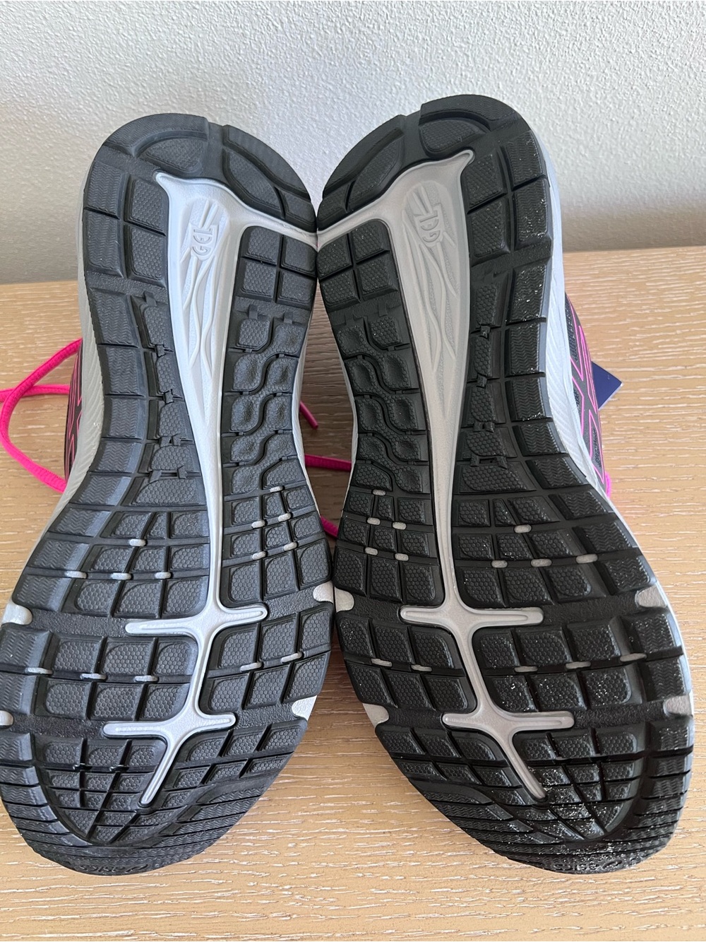 ASICS New Women's Black Running Shoes with Hot Pink Details - Picture 2 of 9